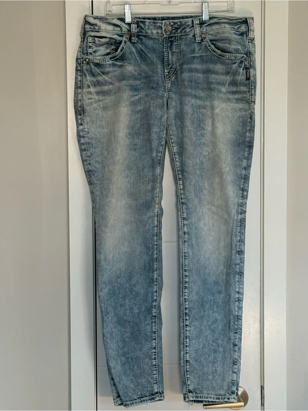 🌟 SILVER JEANS CO. - BOYFRIEND 🌟
Classic Stretch | Light Wash Jeans - Picture 2 of 11